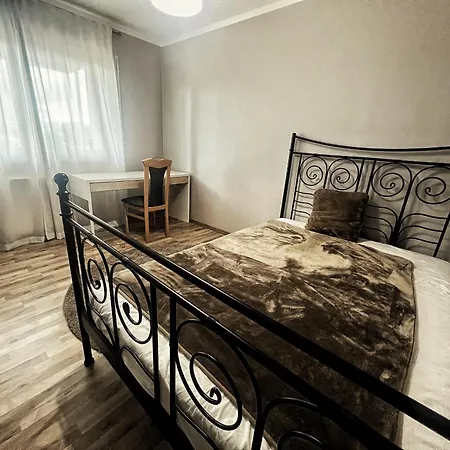 2-zimmer Ferienwohnung, Monteurzimmer! 20 Min Zum Cgn Flughafen. 아파트 로마어