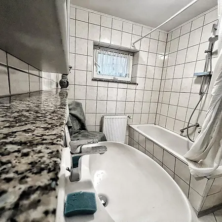 2-zimmer Ferienwohnung, Monteurzimmer! 20 Min Zum Cgn Flughafen.